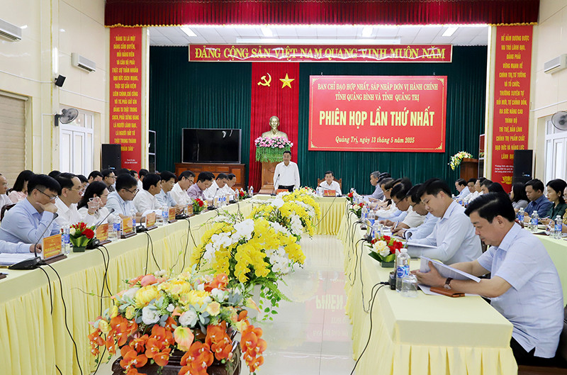 Bí thư Tỉnh uỷ Quảng Bình và Bí thư Tỉnh uỷ Quảng Trị đồng chủ trì phiên họp.