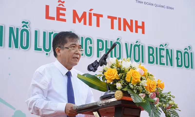 Phó chủ tịch Thường trực UBND tỉnh Quảng Bình phát biểu tại buổi lễ. Phó chủ tịch Thường trực UBND tỉnh Quảng Bình phát biểu tại buổi lễ.