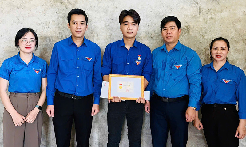 Hành động dũng cảm của Lê Anh Phương đã được Trung ương Đoàn tặng Huy hiệu "Tuổi trẻ dũng cảm".