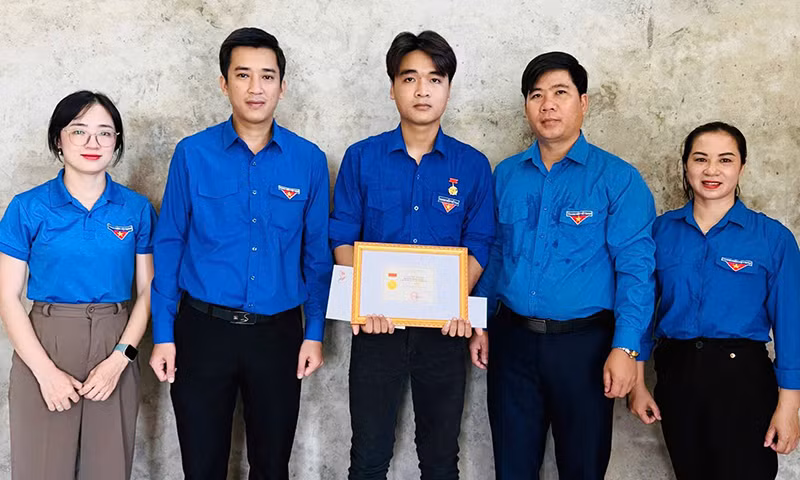 Hành động dũng cảm của Lê Anh Phương đã được Trung ương Đoàn tặng Huy hiệu "Tuổi trẻ dũng cảm". Hành động dũng cảm của Lê Anh Phương đã được Trung ương Đoàn tặng Huy hiệu "Tuổi trẻ dũng cảm".