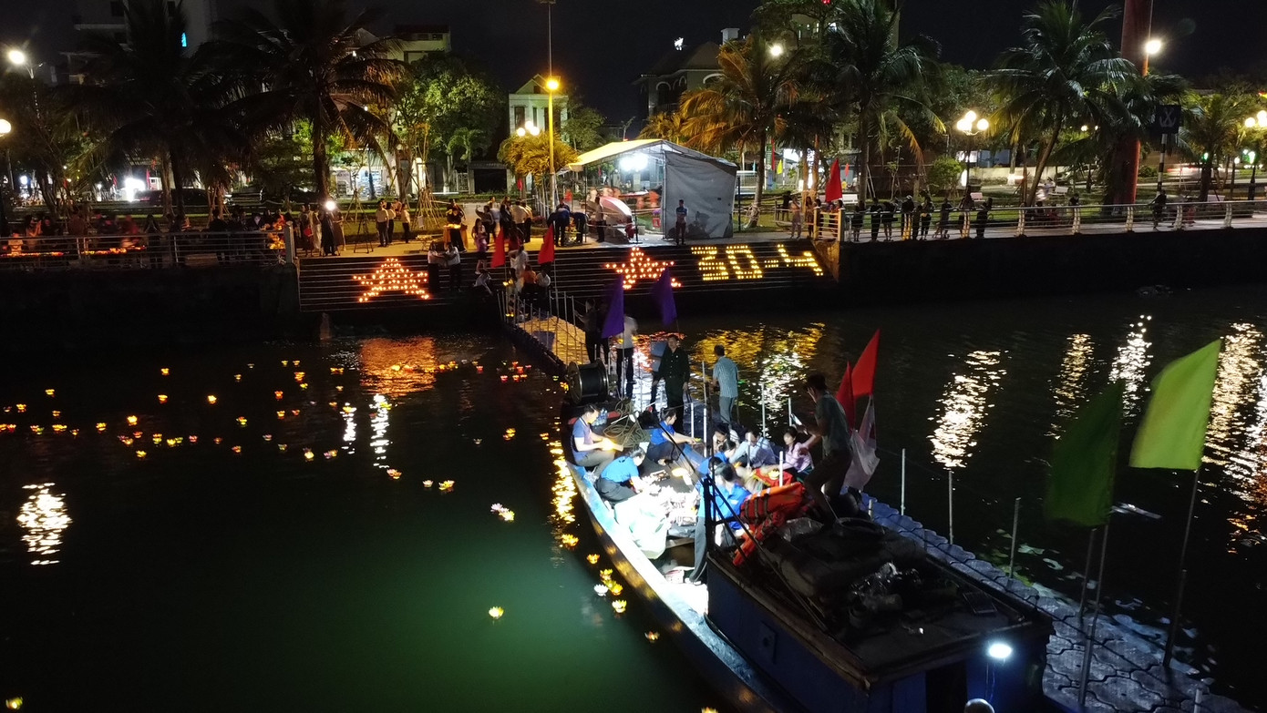 Dòng Nhật Lệ lung linh sắc màu hoa đăng.