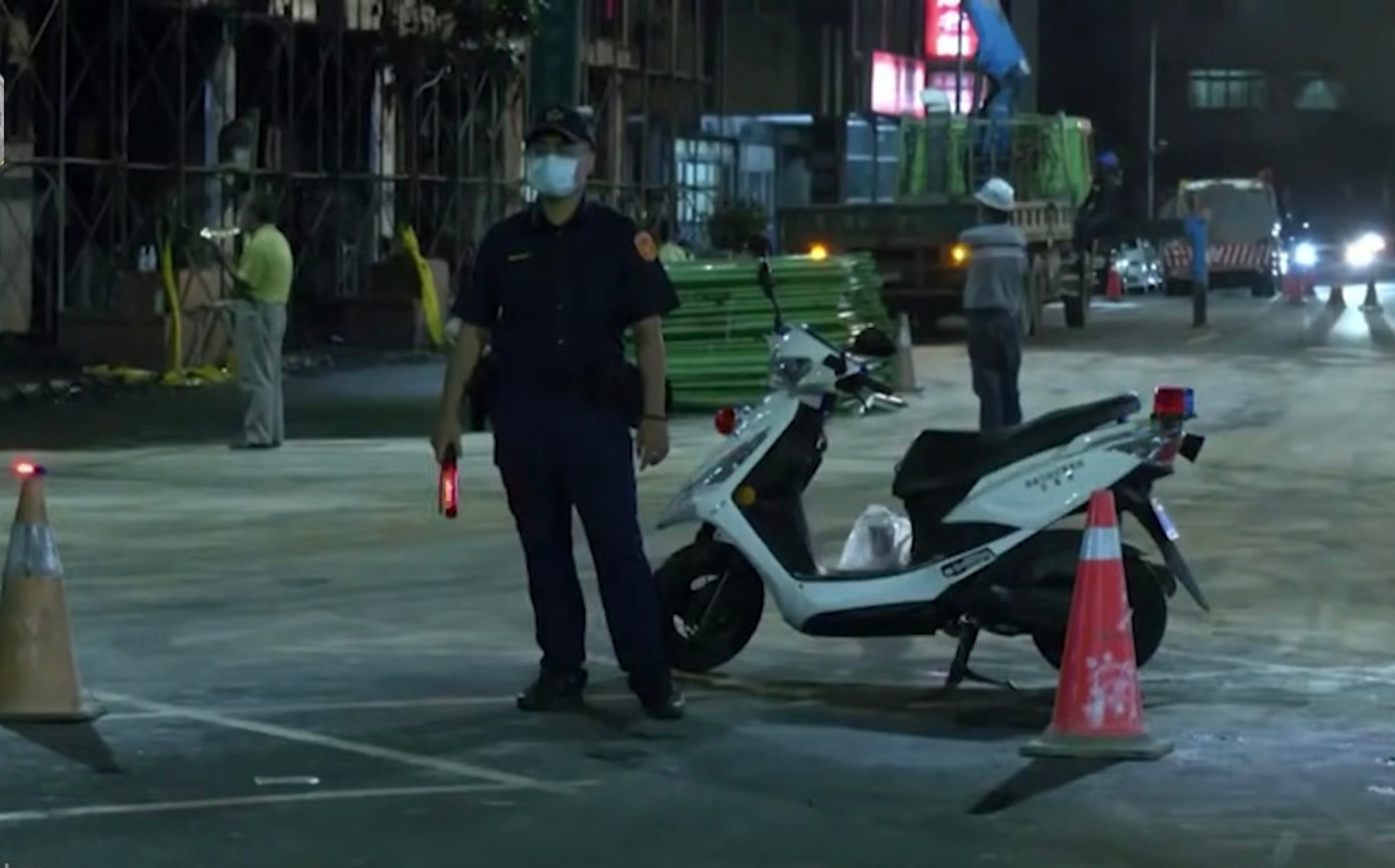 Cảnh sát phong toả hiện trường để điều tra vụ việc.