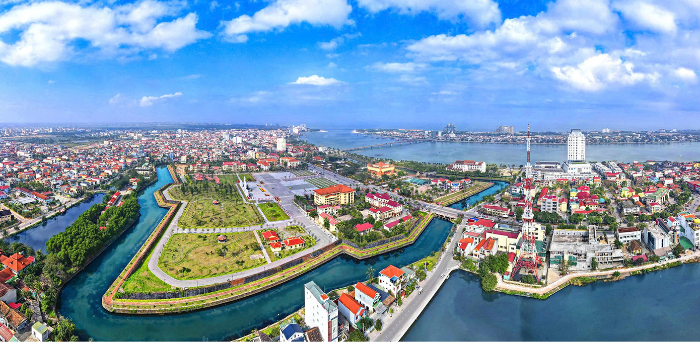 TP. Đồng Hới hội đủ các yếu tố lịch sử, văn hoá, hạ tầng đồng bộ... để được chọn làm trung tâm chính trị-hành chính mới. TP. Đồng Hới hội đủ các yếu tố lịch sử, văn hoá, hạ tầng đồng bộ... để được chọn làm trung tâm chính trị-hành chính mới.