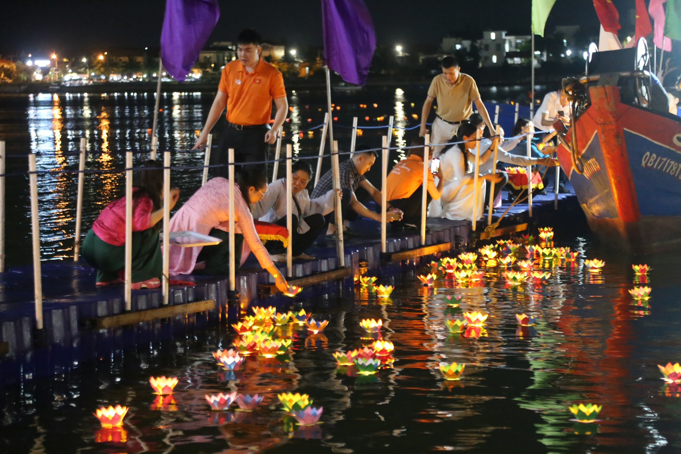Sau lễ cắt băng khánh thành là lễ thả hoa đăng trên dòng Nhật Lệ.