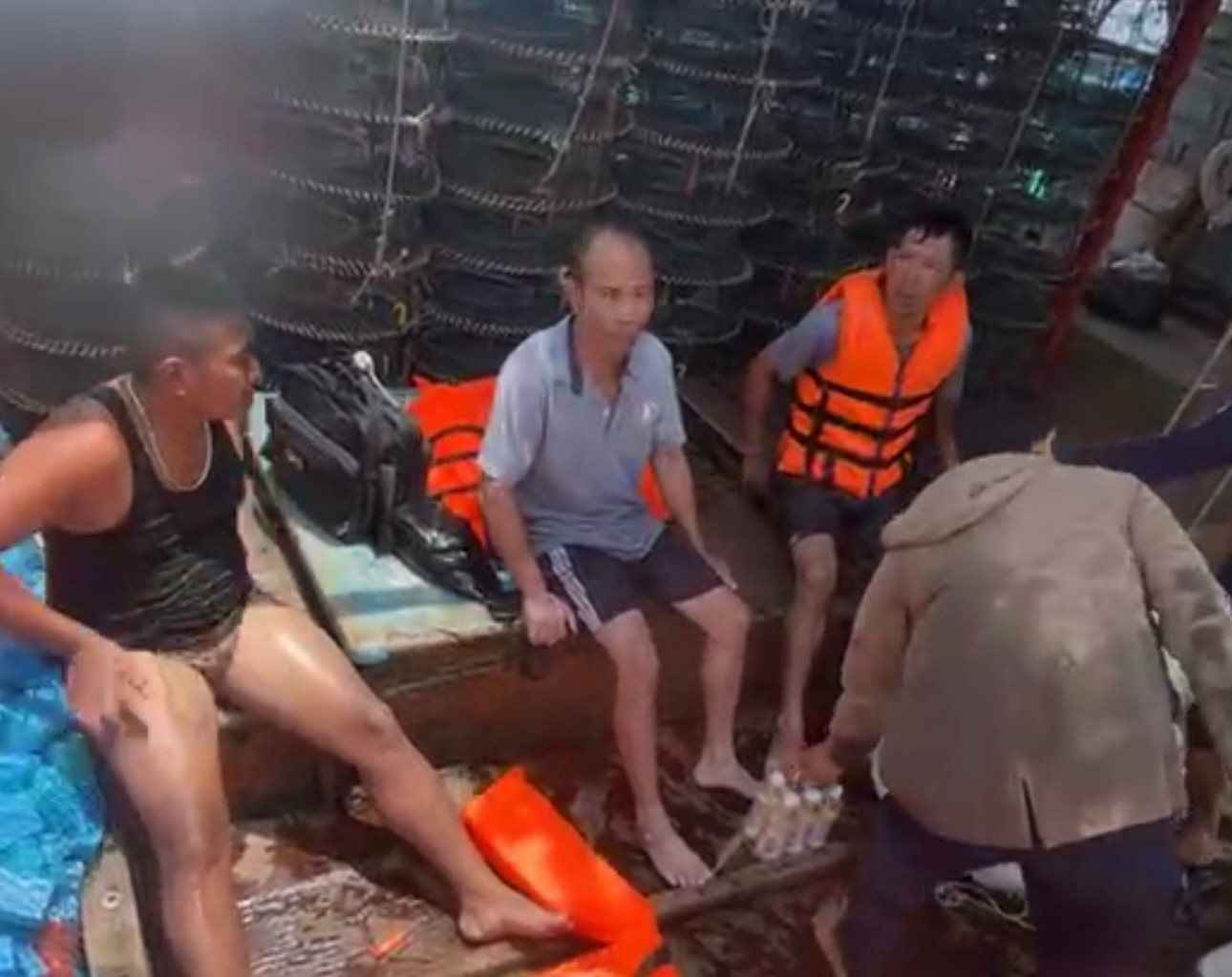 Ba thuyền viên mà tàu cá Bảo Ninh vớt được trưa nay (26/5). Ba thuyền viên mà tàu cá Bảo Ninh vớt được trưa nay (26/5).