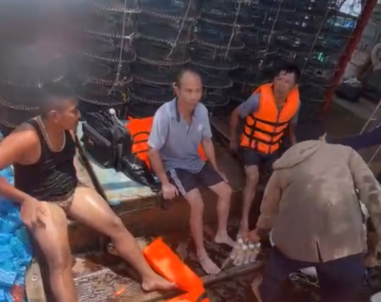 Ba thuyền viên mà tàu cá Bảo Ninh vớt được trưa nay (26/5). Ba thuyền viên mà tàu cá Bảo Ninh vớt được trưa nay (26/5).