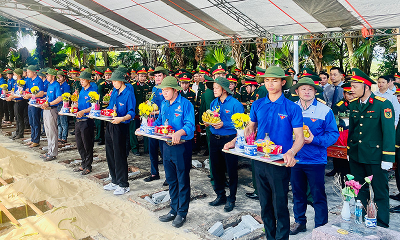 Lễ an táng hài cốt các liệt sỹ được tổ chức trang trọng.