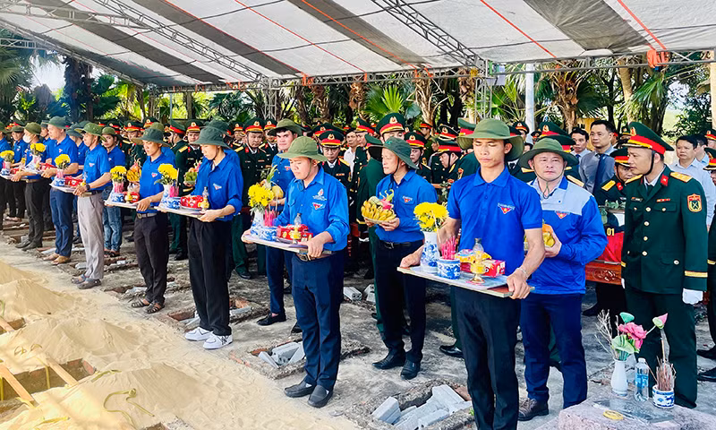 Lễ an táng hài cốt các liệt sỹ được tổ chức trang trọng.