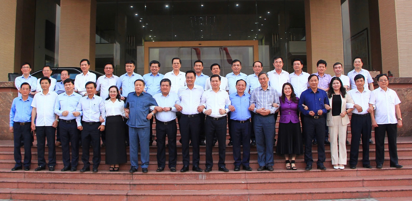 Thường vụ Tỉnh uỷ hai tỉnh Quảng Bình và Quảng Trị khoác tay thể hiện đoàn kết.