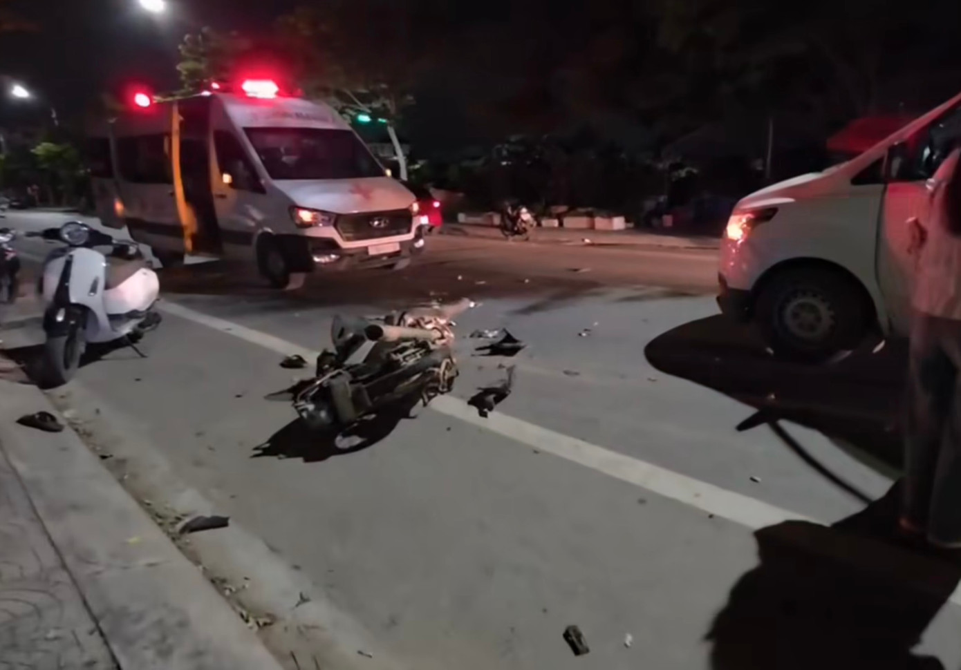 Hiện trường vụ tai nạn. (Ảnh cắt từ clip).