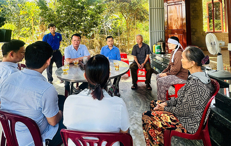 Thăm hỏi, động viên gia đình nạn nhân P.T.T.M tại xã Bắc Trạch.