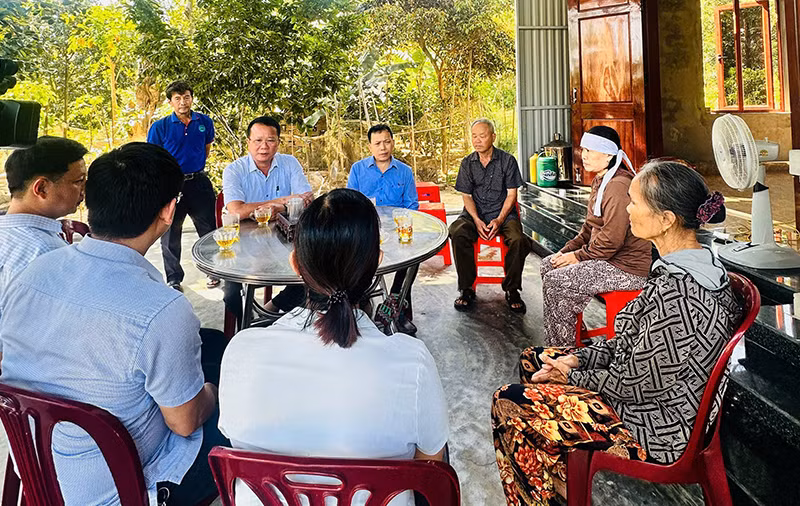 Thăm hỏi, động viên gia đình nạn nhân P.T.T.M tại xã Bắc Trạch.