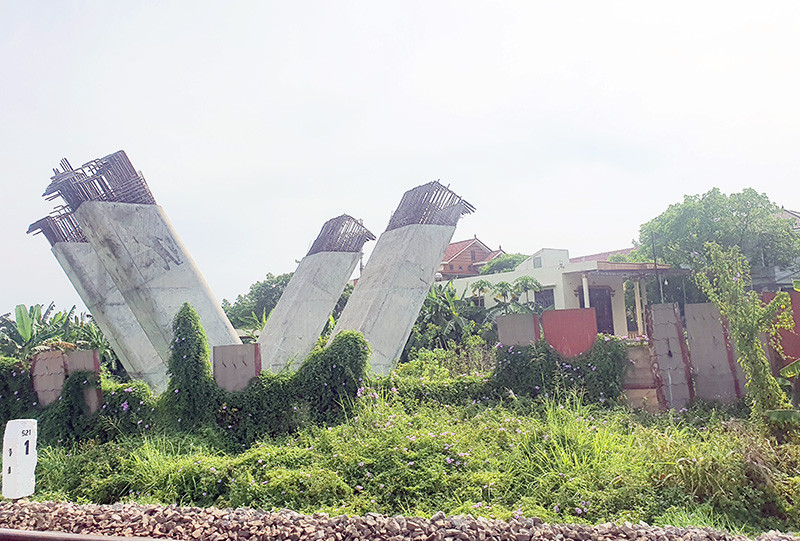 Cầu vượt trung tâm thành phố Đồng Hới mới xây dựng trụ cầu thì phải dừng thi công.