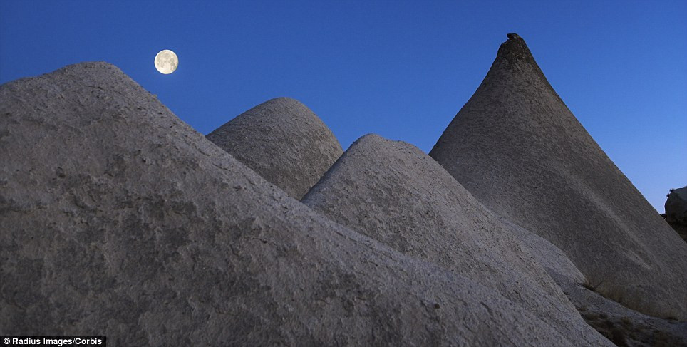 Mặt trăng trên đỉnh núi ở Cappadocia, Thổ Nhĩ Kỳ