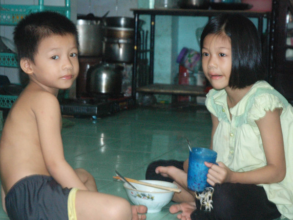 Chị em vui đùa với nhau. Ảnh: T.N.A . Chị em vui đùa với nhau. Ảnh: T.N.A