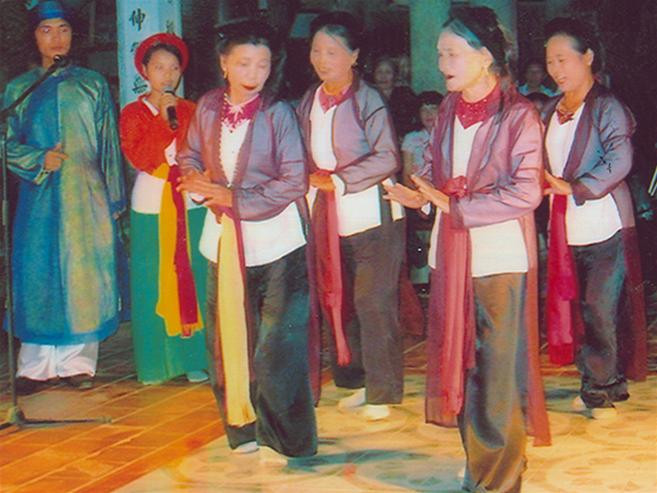 Bà Lịch (người thứ 2 bên phải) cùng phường Xoan An Thái biểu diễn hát xoan tại Đình Hùng Lô (Việt Trì) Bà Lịch (người thứ 2 bên phải) cùng phường Xoan An Thái biểu diễn hát xoan tại Đình Hùng Lô (Việt Trì)