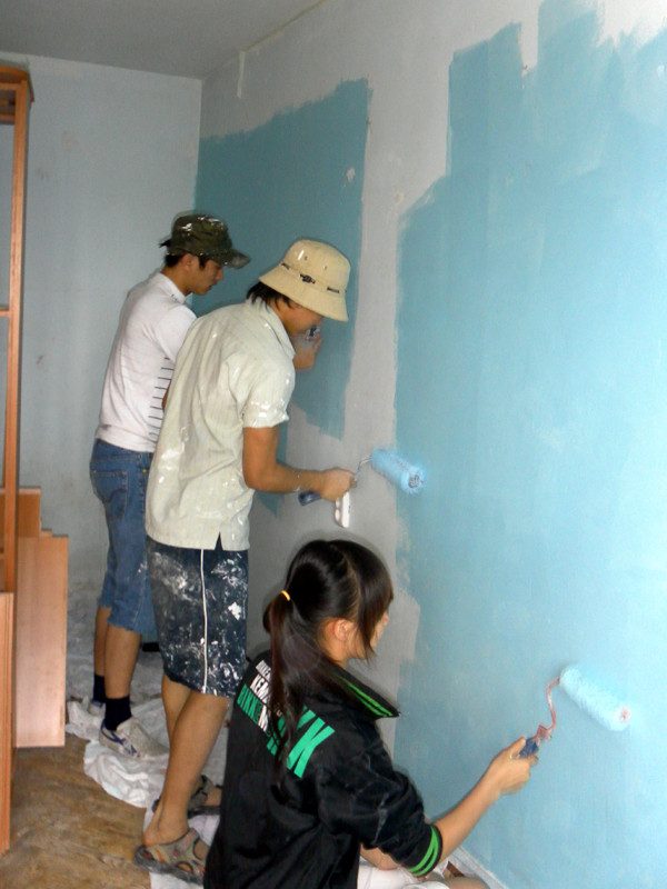 Lưu học sinh tại bách khoa Tomsk với công việc sơn ký túc xá