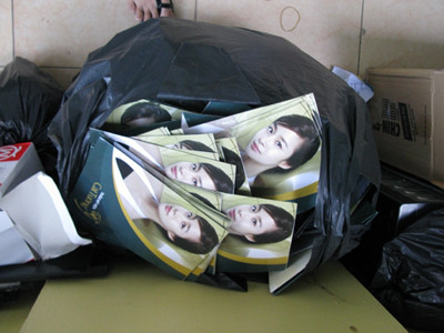 Cơ quan điều tra thu được rất nhiều tờ quảng cáo với những lời “có cánh” của Thẩm mỹ viện Cát Tường