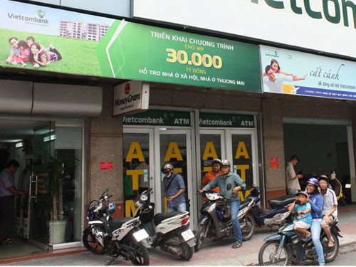 Người dân đang nóng lòng muốn được tiếp cận gói tín dụng lãi suất ưu đãi 30.000 tỉ đồng mà các ngân hàng đang giới thiệu - Ảnh: Đình Sơn