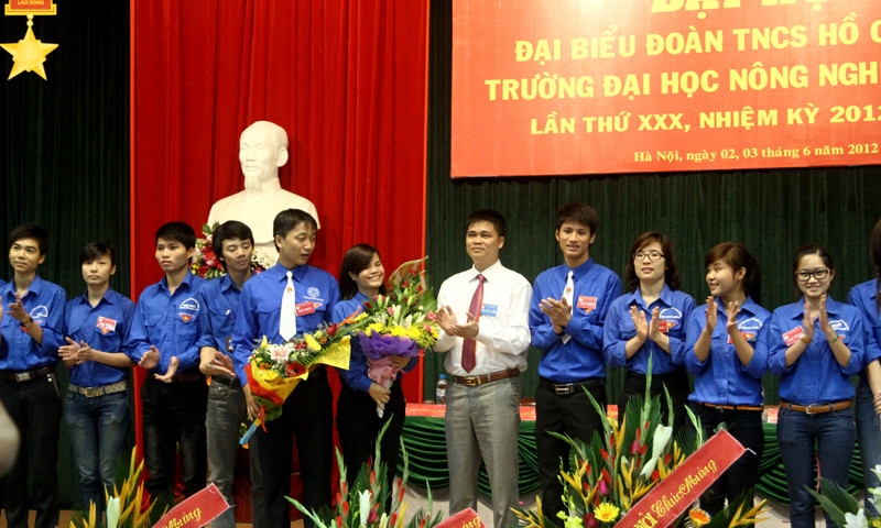 Đồng chí Ngọ Duy Hiểu chúc mừng Ban chấp hành Đoàn thanh niên khóa mới trường Đại học Nông nghiệp