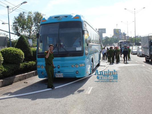 Cảnh sát PCCC chuyên nghiệp xử lý hiện trường vụ cháy xe