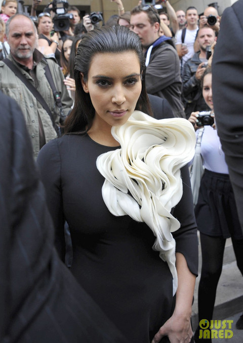 Cận cảnh chiếc váy rất độc đáo và cầu kỳ của Kim Kardashian