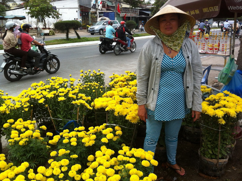 Chị Nguyễn Ngọc Giàu bán hoa trên đường Nguyễn Văn Linh (Ninh Kiều, Cần Thơ) ngẩn ngơ giữa cảnh càng bán càng lỗ