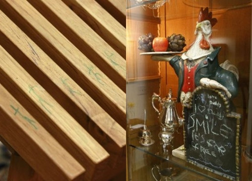 Chiếc ghế gỗ và bảng đen với hình chú gà trống