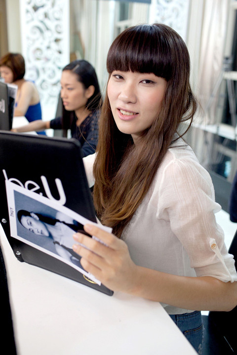 Tuy nhiên cô vẫn được đi Mỹ cùng các bạn. Tuy nhiên cô vẫn được đi Mỹ cùng các bạn