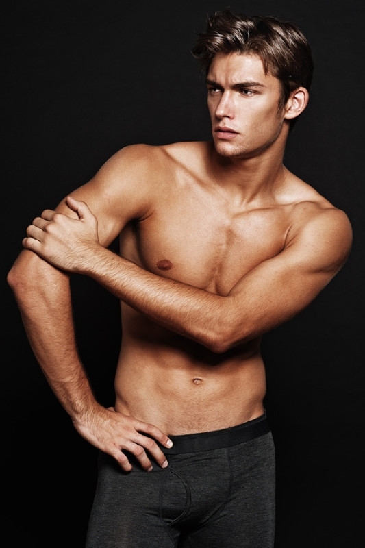 Lucas Garcez sở hữu nét đẹp nam tính,lạnh lùng