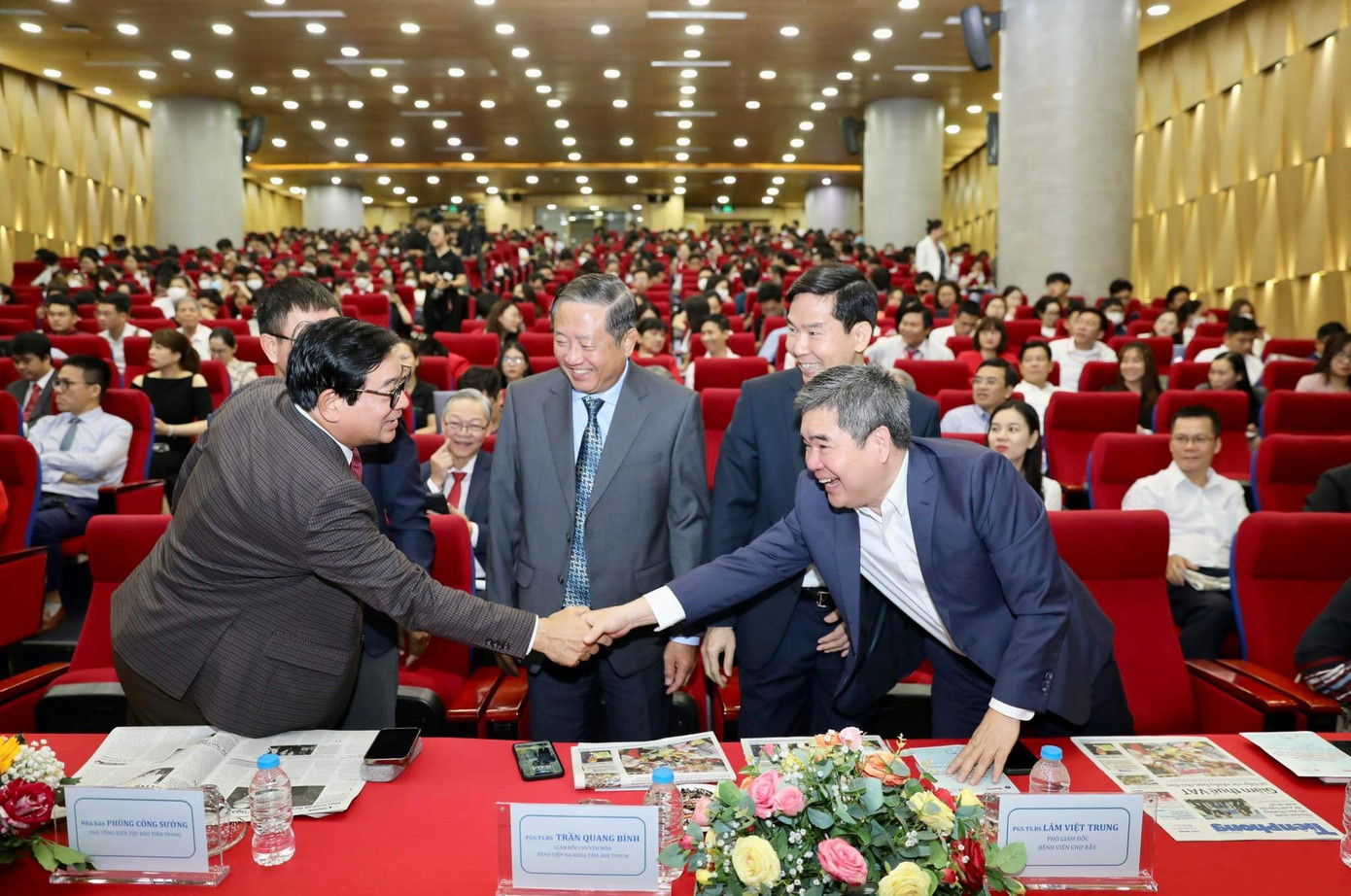 Lãnh đạo các bệnh viện gặp nhau tại hội thảo Lãnh đạo các bệnh viện gặp nhau tại hội thảo