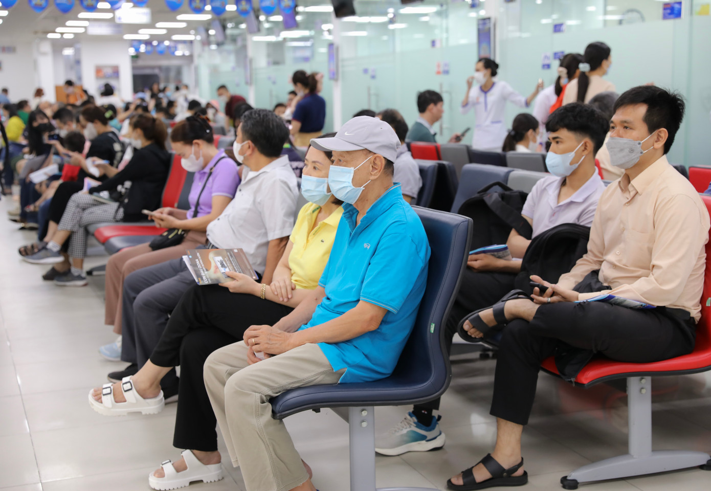 Rất đông người dân đến Trung tâm tiêm chủng VNVC để tiêm vắc xin cúm trong sáng nay 10/2 Rất đông người dân đến Trung tâm tiêm chủng VNVC để tiêm vắc xin cúm trong sáng nay 10/2