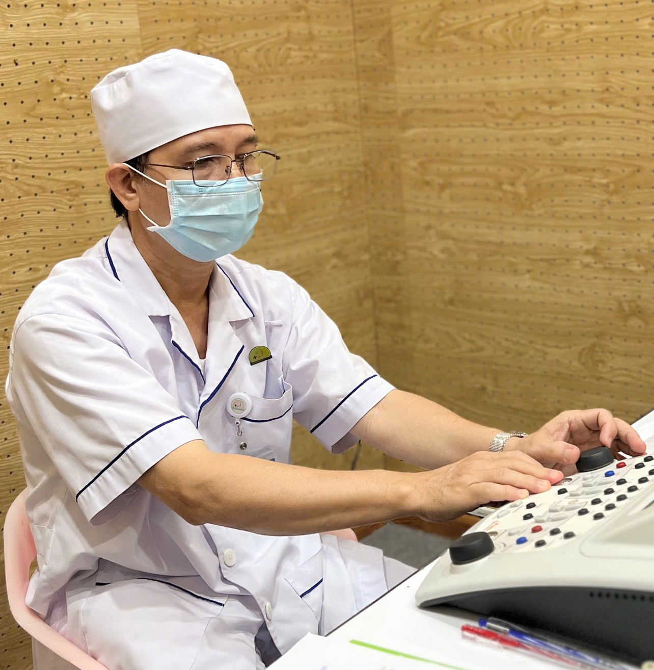 Điều dưỡng Nguyễn Quốc Túy nói rằng, không có niềm vui và hạnh phúc nào bằng khi nhìn bọn trẻ khiếm thính nói được. Điều dưỡng Nguyễn Quốc Túy nói rằng, không có niềm vui và hạnh phúc nào bằng khi nhìn bọn trẻ khiếm thính nói được.