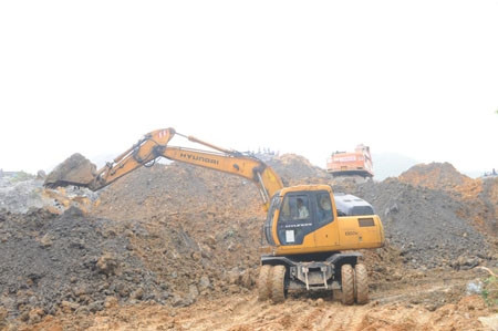 Lực lượng cứu hộ đào bới tìm kiếm nạn nhân