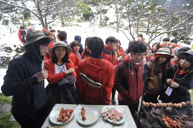 Trưa 16/12, du khách vẫn đổ về trung tâm thị trấn Trưa 16/12, du khách vẫn đổ về trung tâm thị trấn Bài viết: http://news.zing.vn/Khach-du-lich-do-xo-len-Sa-Pa-trong-tuyet-trang-post377656.html#home_featured.noibat Nguồn Zing News