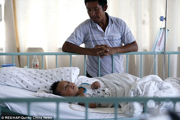 Ông nội Hàm Dương bên giường bệnh của cậu bé đang dần hồi phục. Ông nội Hàm Dương bên giường bệnh của cậu bé đang dần hồi phục