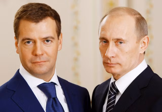 Thủ tướng Putin (phải) và Tổng thống Medvedev sẽ “đổi vế” cho nhau?. Ảnh: Getty Images