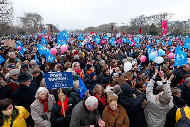 "Một đứa trẻ phải được sinh ra từ một ông bố và một bà mẹ", những người biểu tình mang theo khẩu hiệu trên để phản đối dự luật.