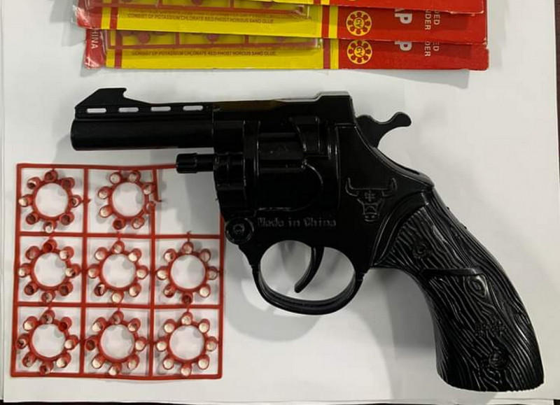 Hai khẩu súng ngắn do Lê Xuân Thắng cất giấu đã được Công an TP Nha Trang thu giữ khi khám xét nơi ẩn náu của vợ chồng đối tượng này tại thị trấn Chí Thạnh, huyện Tuy An, tỉnh Phú Yên