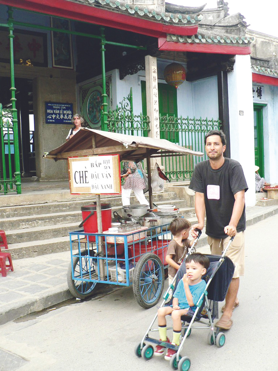 Mất điện, du khách đành dong con dạo phố (ảnh chụp tại Hội An) . Ảnh: Nguyễn Huy Mất điện, du khách đành dong con dạo phố (ảnh chụp tại Hội An)