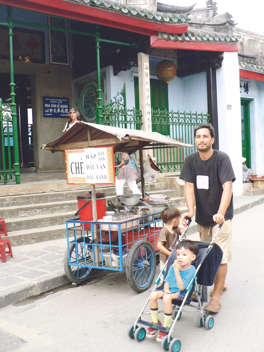 Mất điện, du khách đành dong con dạo phố (ảnh chụp tại Hội An) 