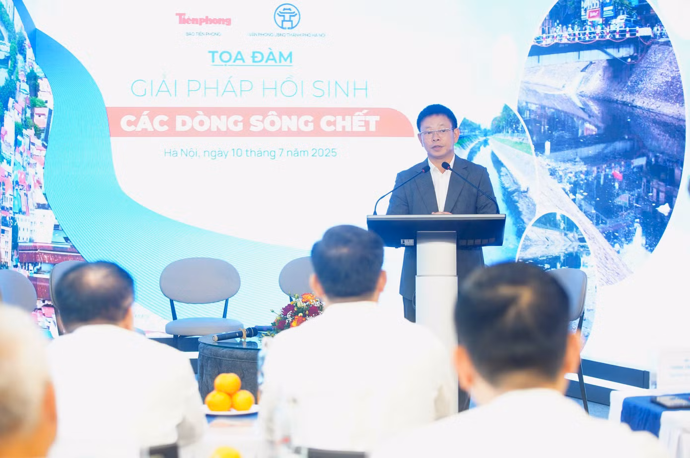 Nhà báo Phùng Công Sưởng phát biểu khai mạc tọa đàm. Ảnh: Duy Phạm