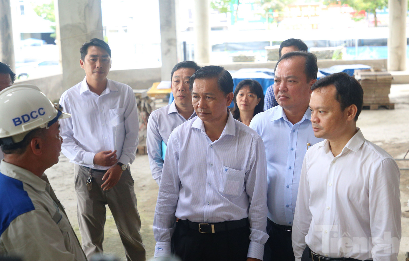 Ông Trần Văn Lâu (đứng giữa) tại công trường Dự án Bệnh viện Ung bướu Cần Thơ.