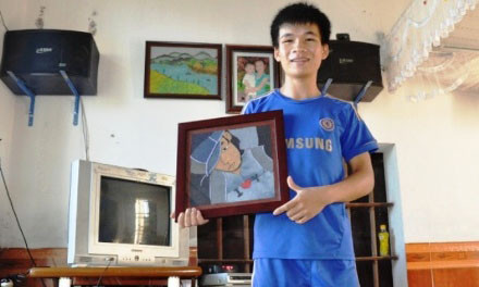 Cậu sinh viên Nguyễn Văn Quang bên tác phẩm của mình.