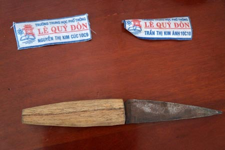 Tang vật con dao và bảng tên học sinh