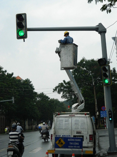 Công nhân EVN HCMC bảo trì lưới điện. Ảnh: Huy Thịnh