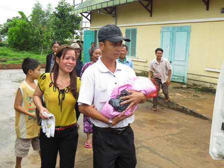 Nước mắt người thân của gia đình sản phụ Nguyễn Thị Nga khi nhận xác cháu