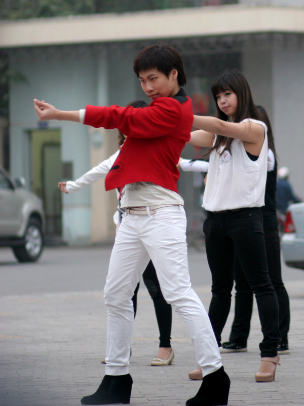 ...và Đỗ Quang Minh (Minh xinh) là những người dàn dựng các động tác vũ đạo