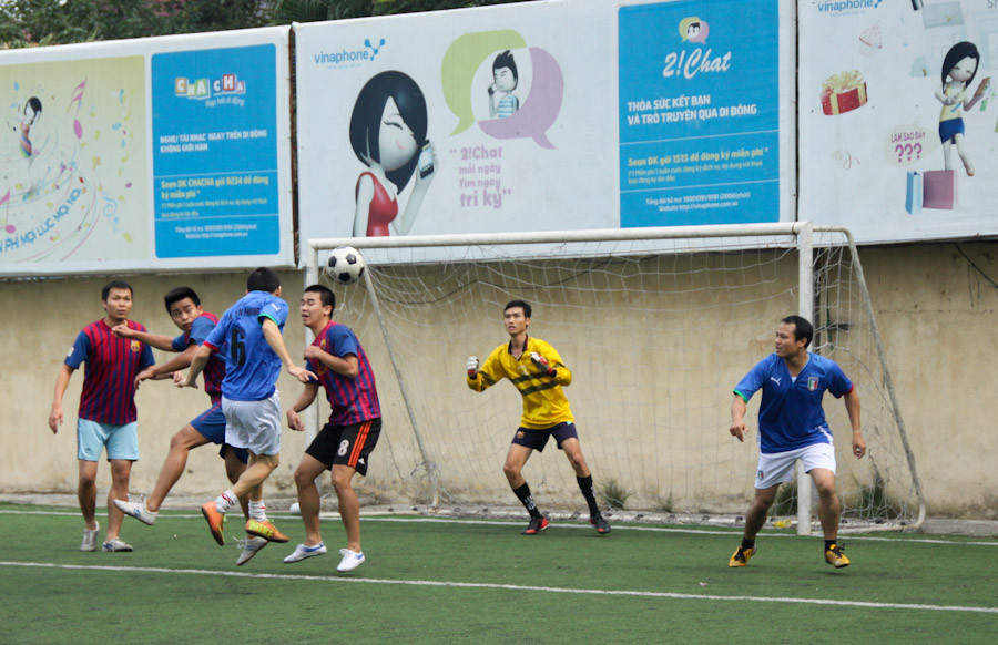 Dù là giải đấu phong trào, nhưng trận đấu không thiếu những pha bóng làm thót tim đông đảo cổ động viên có mặt tại sân bóng Vinaphone