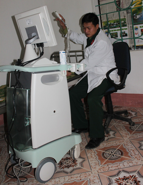 Trung úy Hân vận hành máy siêu âm chẩn đoán bệnh